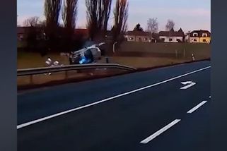 Děsivou nehodu policejního auta na Kolínsku zachytily kamery - Novinky